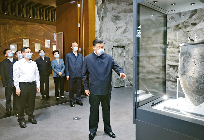 2023年6月2日，中共中央總書記、國家主席、中央軍委主席習(xí)近平在北京出席文化傳承發(fā)展座談會并發(fā)表重要講話。這是座談會前，習(xí)近平2日下午在中國歷史研究院考察。 新華社記者 鞠鵬/攝
