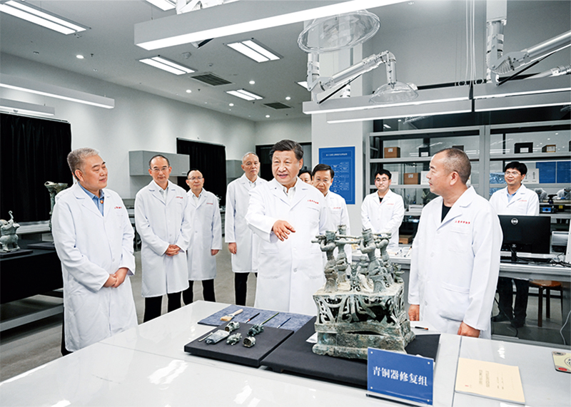 2023年7月25日至27日，中共中央總書記、國家主席、中央軍委主席習(xí)近平在四川考察。這是26日下午，習(xí)近平在位于德陽市廣漢市的三星堆博物館文物保護(hù)與修復(fù)館，同現(xiàn)場工作人員親切交流。 新華社記者 謝環(huán)馳/攝